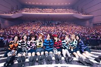 「NiziU Live With U 2025 "NEW EMOTION : Face to Face"」府中の森芸術劇場 どりーむホール公演の様子。（撮影：田中聖太郎）