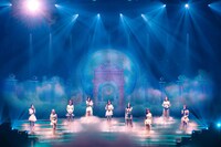 「NiziU Live With U 2025 "NEW EMOTION : Face to Face"」府中の森芸術劇場 どりーむホール公演の様子。（撮影：田中聖太郎）