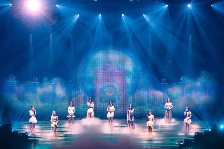 「NiziU Live With U 2025 "NEW EMOTION : Face to Face"」府中の森芸術劇場 どりーむホール公演の様子。(撮影:田中聖太郎)