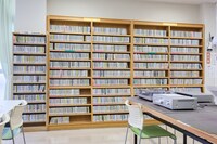 小石川図書館のCD棚の一部。手前にはCDやレコードの試聴スペースも。