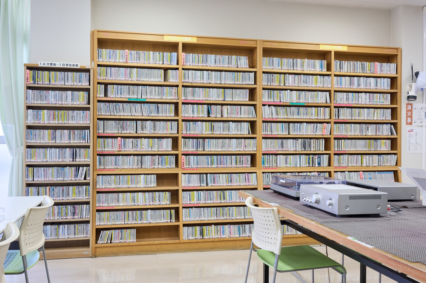 小石川図書館のCD棚の一部。手前にはCDやレコードの試聴スペースも。
