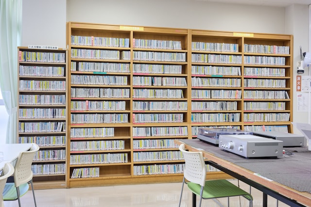 小石川図書館のCD棚の一部。手前にはCDやレコードの試聴スペースも。