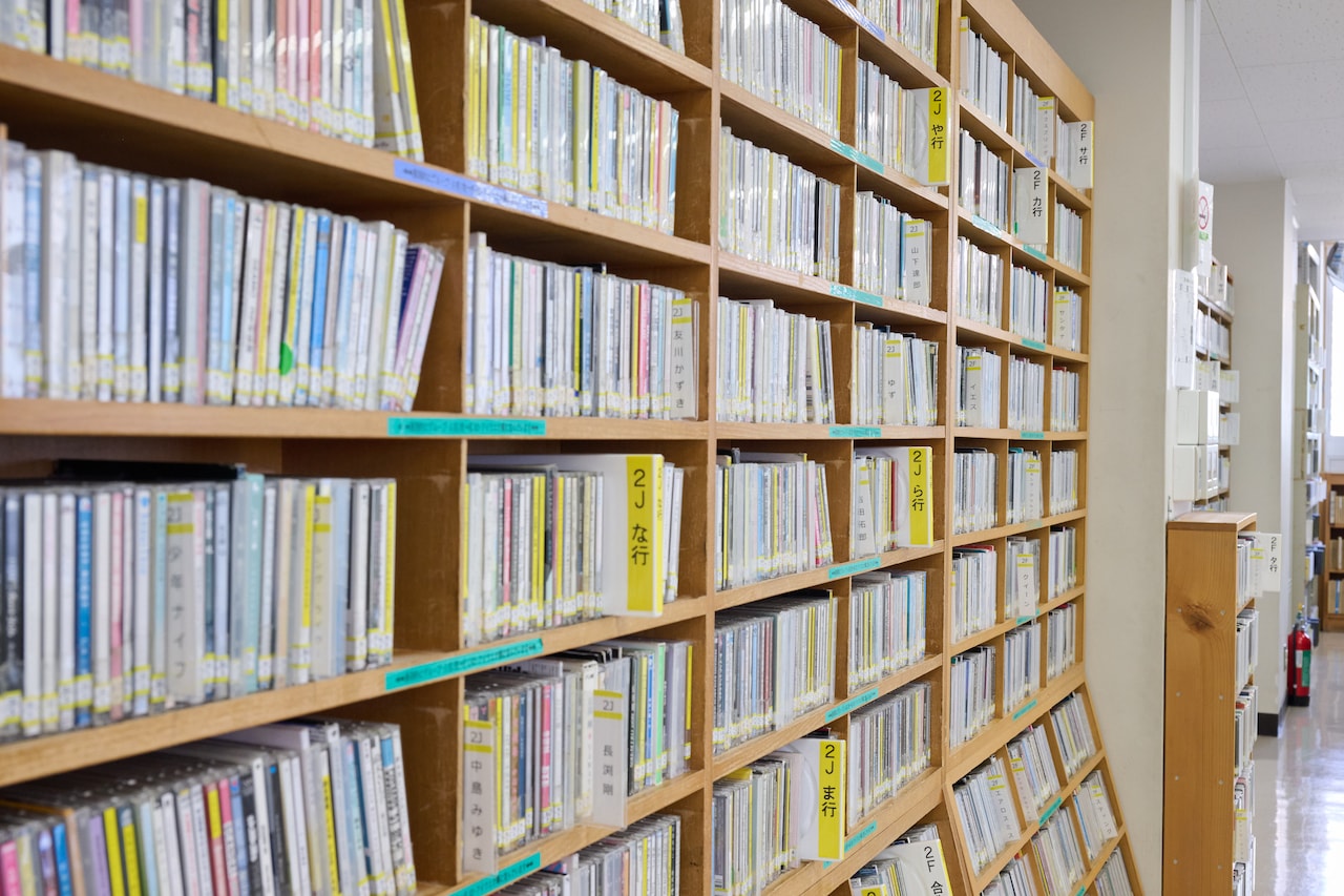 小石川図書館のCD棚の一部。