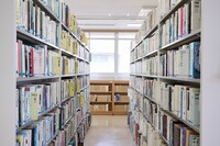 CDやレコードだけでなく、音楽に関する書籍も豊富に取りそろえられている。