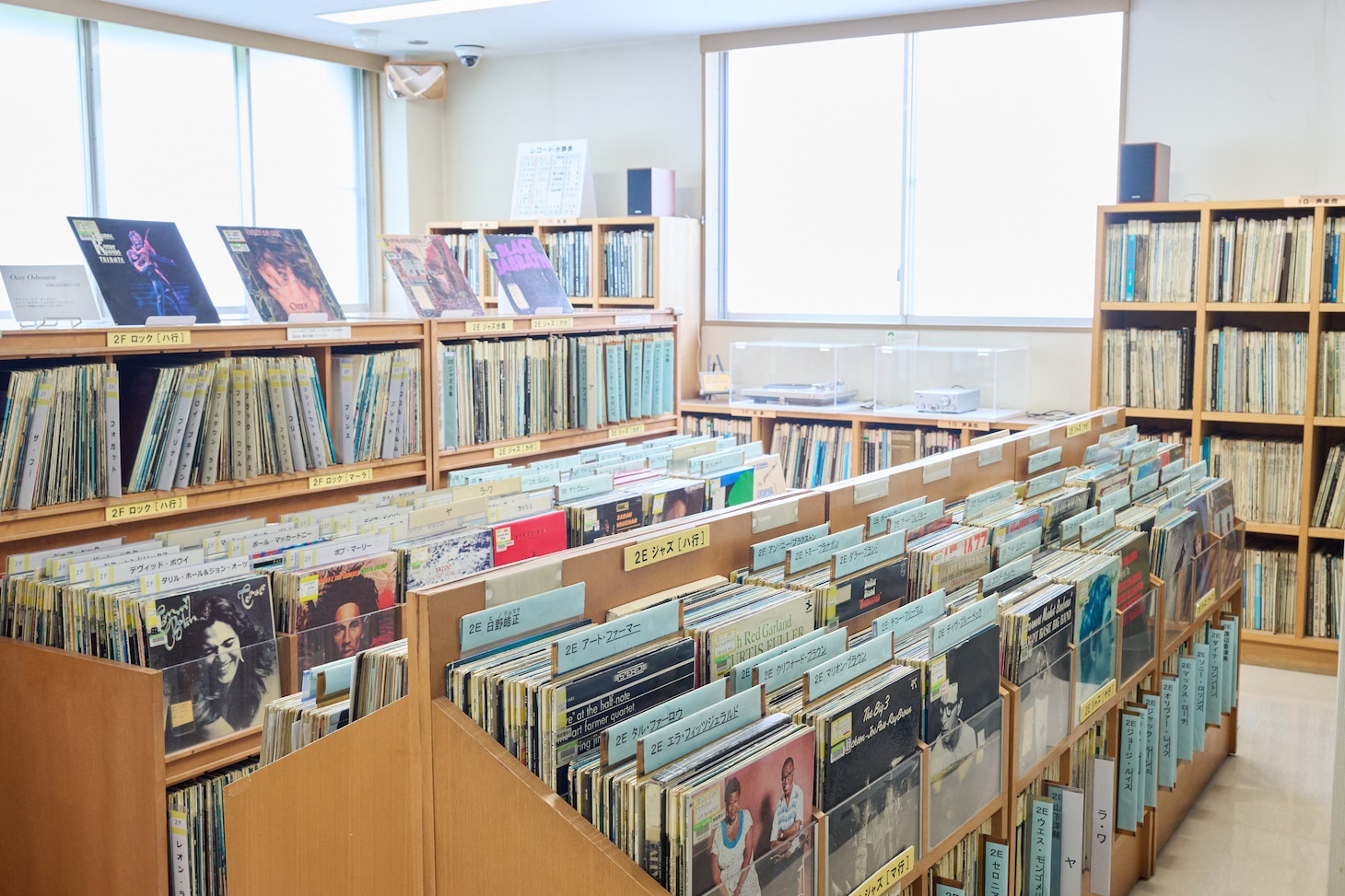 小石川図書館のレコードライブラリー。