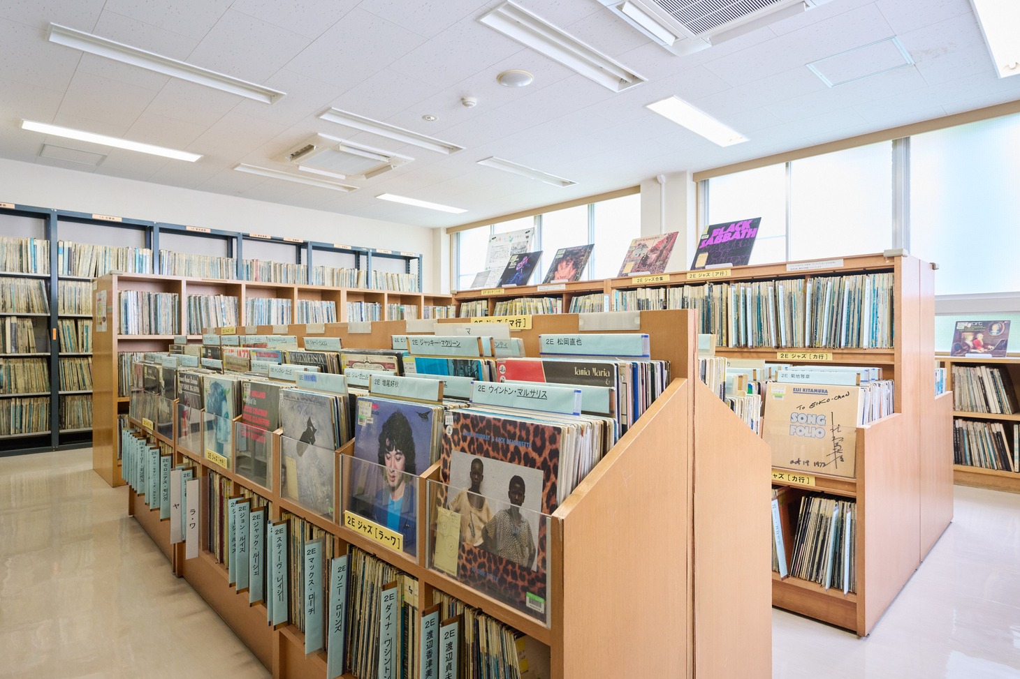小石川図書館のレコードライブラリー。