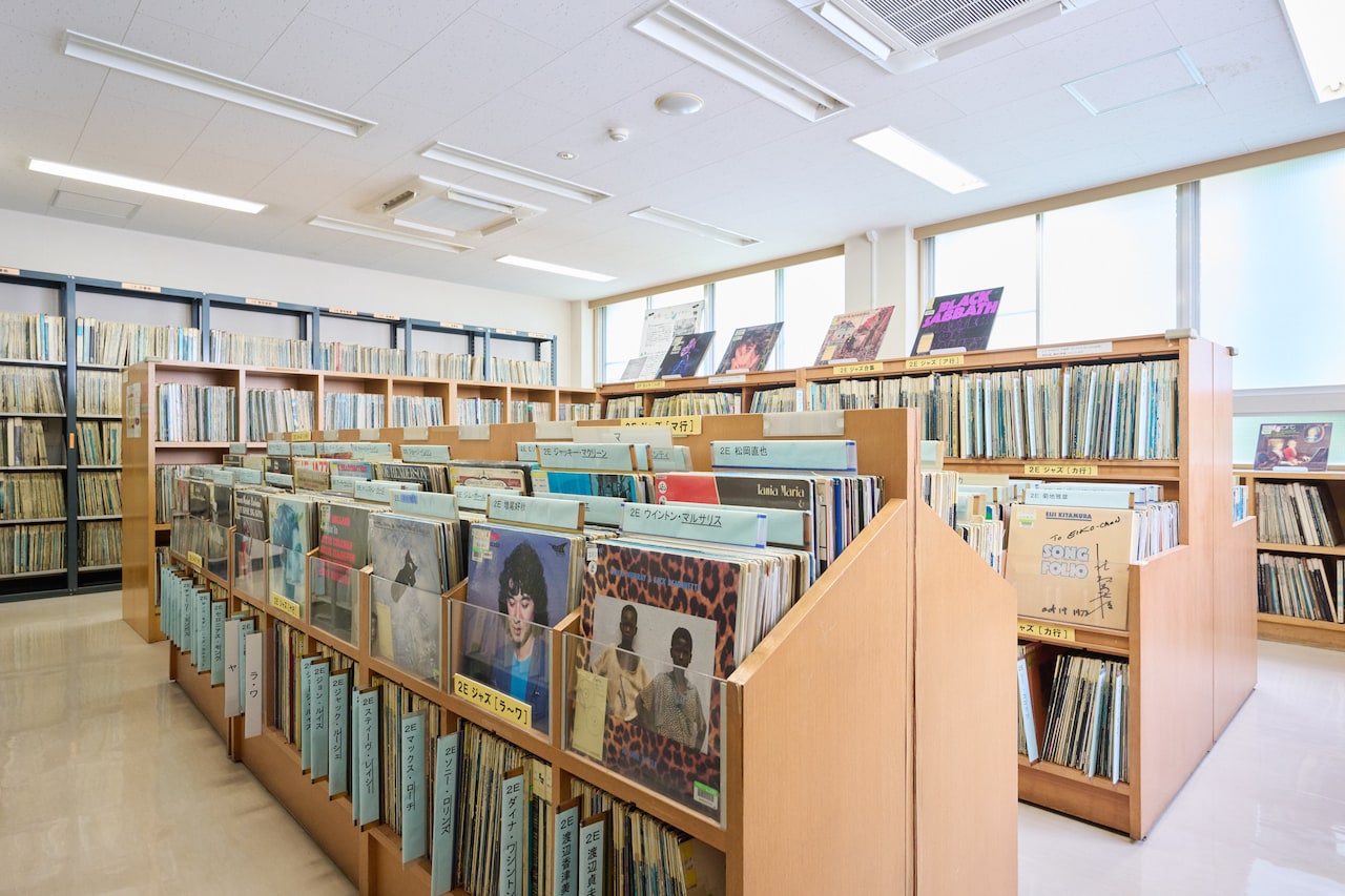 小石川図書館のレコードライブラリー。