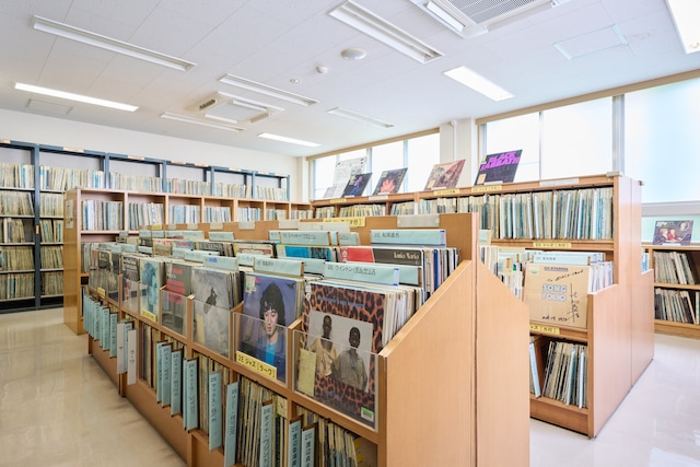 小石川図書館のレコードライブラリー。