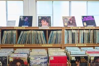 棚の上にはオジー・オズボーンの追悼コーナーが。