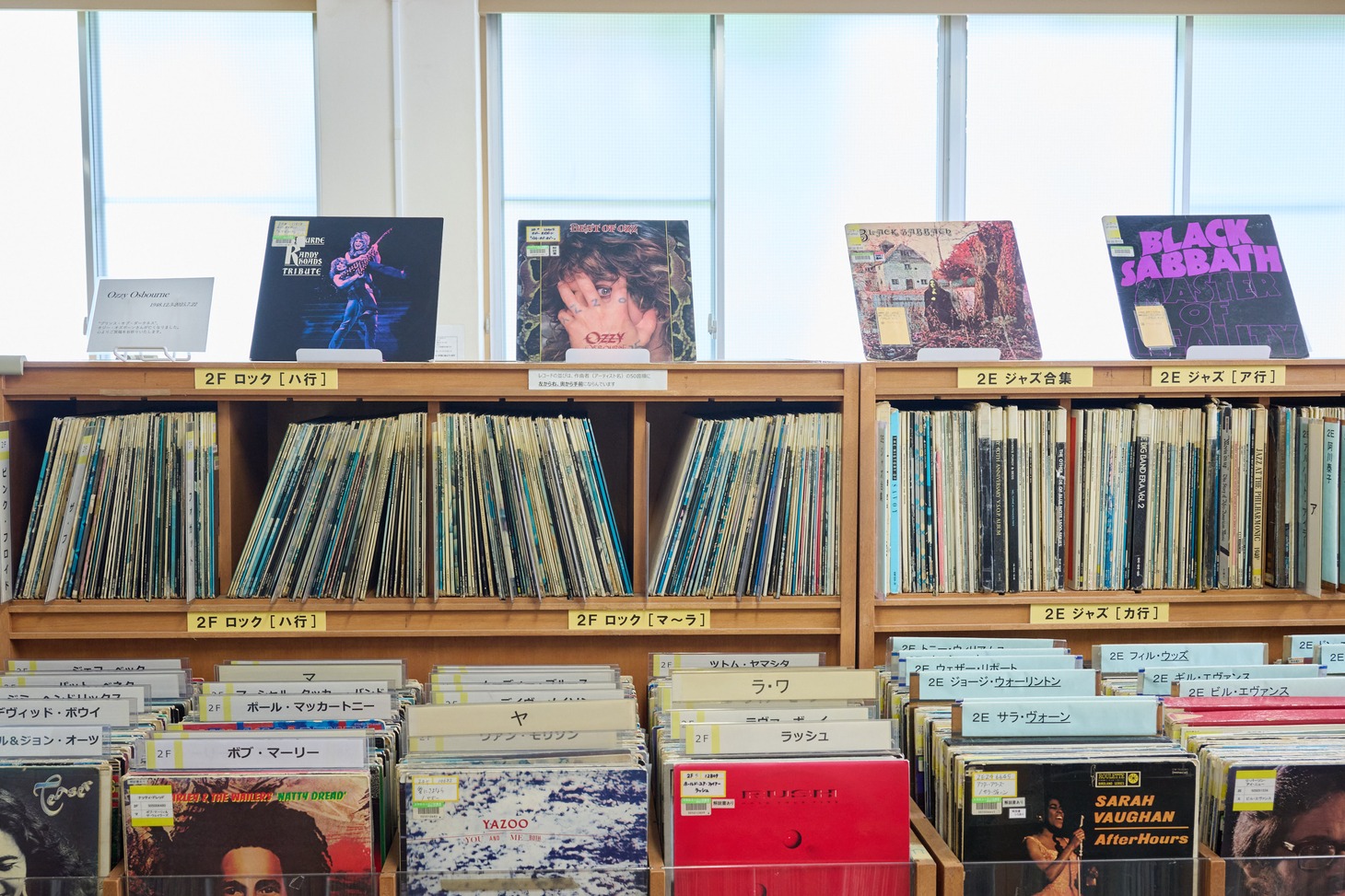 棚の上にはオジー・オズボーンの追悼コーナーが。