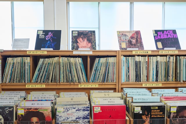 棚の上にはオジー・オズボーンの追悼コーナーが。