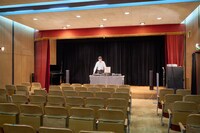 取材当日、「映画音楽のレコードを聴く会」に向けて設置された機材でVan Halenをかけてくれた大谷さん。