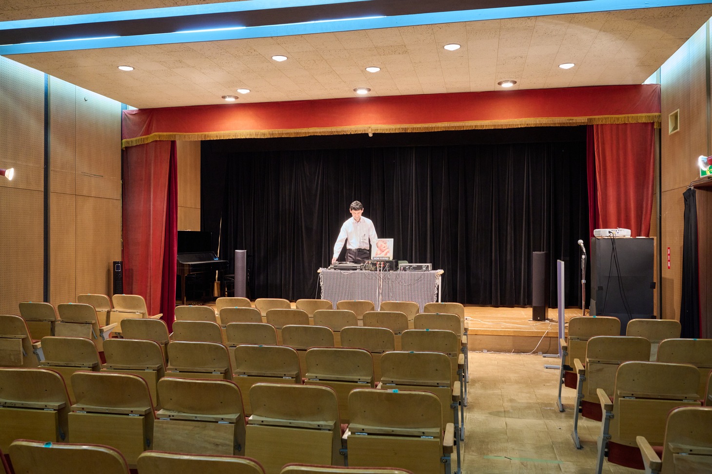 取材当日、「映画音楽のレコードを聴く会」に向けて設置された機材でVan Halenをかけてくれた大谷さん。