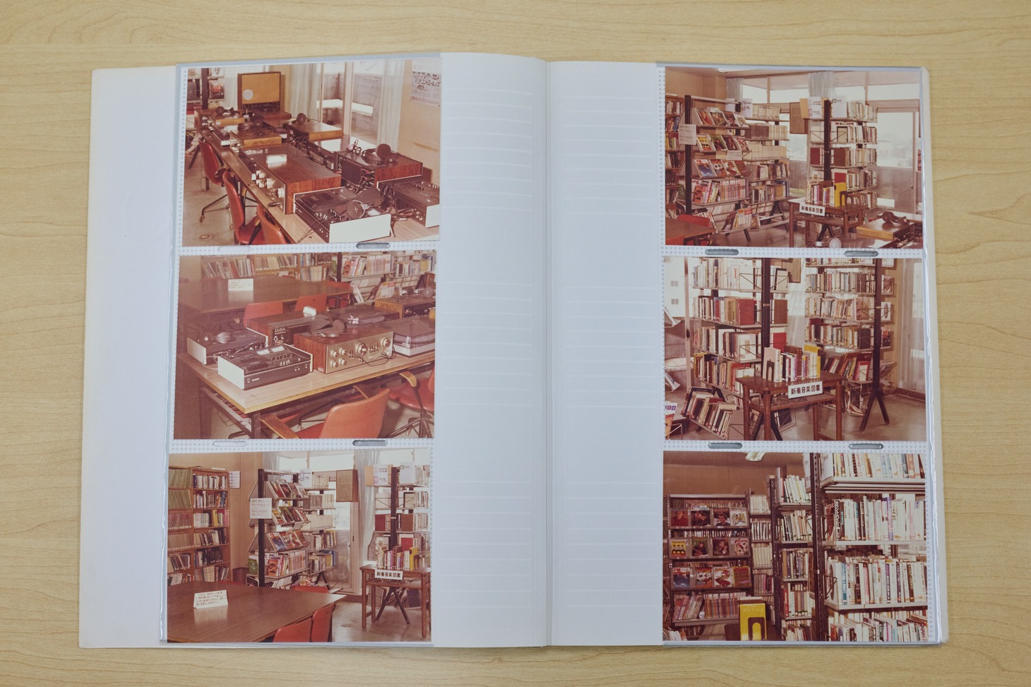 レコードライブラリー設立当初の様子を収めた写真資料。