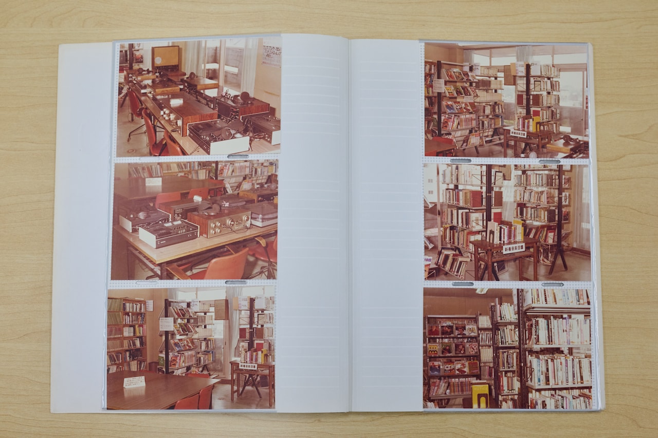 レコードライブラリー設立当初の様子を収めた写真資料。