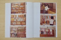 レコードライブラリー設立当初の様子を収めた写真資料。掲示板にレコードの帯を貼っているのを確認できる。