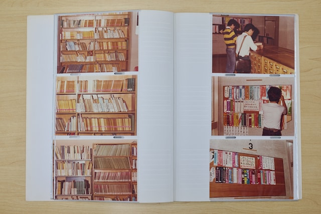 レコードライブラリー設立当初の様子を収めた写真資料。掲示板にレコードの帯を貼っているのを確認できる。