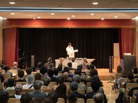 「レコードで聴く80's pop music ヘヴィ・メタル / ハード・ロック編」の様子。（写真提供：小石川図書館）