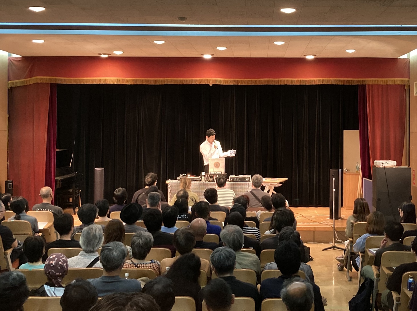 「レコードで聴く80's pop music ヘヴィ・メタル / ハード・ロック編」の様子。（写真提供：小石川図書館）