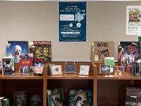 「レコードで聴く80's pop music ヘヴィ・メタル / ハード・ロック編」開催に合わせて設置されたCDやレコードの数々。（写真提供：小石川図書館）