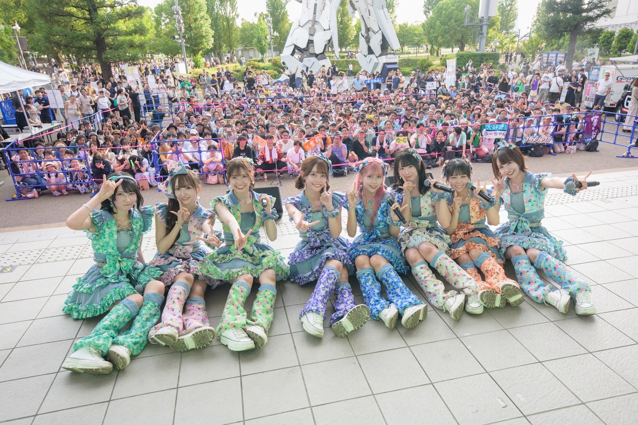 フリーライブに集まったファンと記念撮影するラフ×ラフ。（写真提供：ALWAYS）