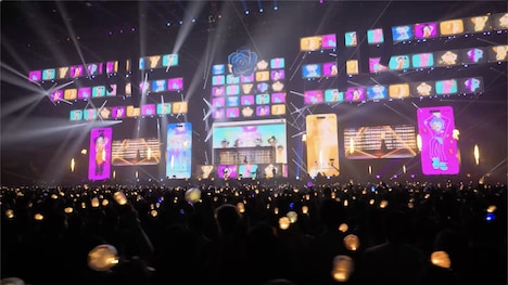 Ado「唱」のライブ映像より。