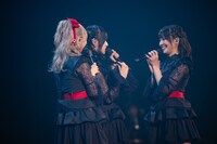 最後まで辺見花琳のエクステが取れなかったことを喜び合うメンバー。