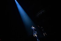 スポットライトを浴びて熱唱する佐藤倫子。