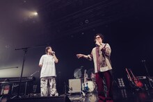 談笑するWho-ya（Who-ya Extended）と温詞（センチミリメンタル）。（撮影：山田飛鳥）