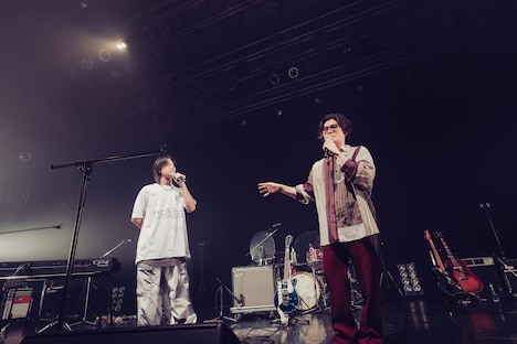 談笑するWho-ya（Who-ya Extended）と温詞（センチミリメンタル）。（撮影：山田飛鳥）