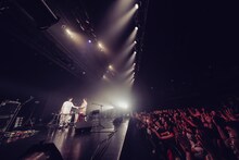 握手を交わすWho-ya（Who-ya Extended）と温詞（センチミリメンタル）。（撮影：山田飛鳥）