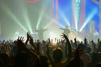 MACCHO（OZROSAURUS）とKREVAの共演の様子。（撮影：岸田哲平 / 小山美里）