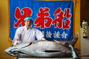 102kgの本マグロを前にした鳥羽一郎。