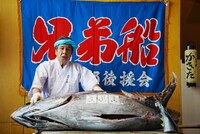 102kgの本マグロを前にした鳥羽一郎。