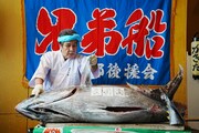 102kgの本マグロを前にした鳥羽一郎。
