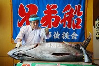 102kgの本マグロを前にした鳥羽一郎。
