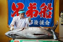 102kgの本マグロを前にした鳥羽一郎。