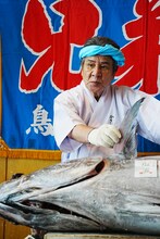 胸びれを持つ鳥羽一郎。