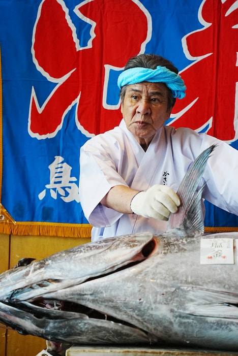 胸びれを持つ鳥羽一郎。