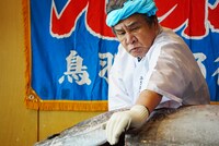 頭を落とす鳥羽一郎。