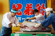 マグロ解体中の鳥羽一郎と板前。