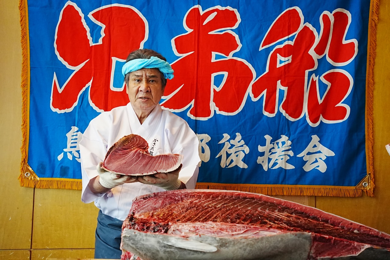 マグロブロックを持つ鳥羽一郎。これで10kgほど。