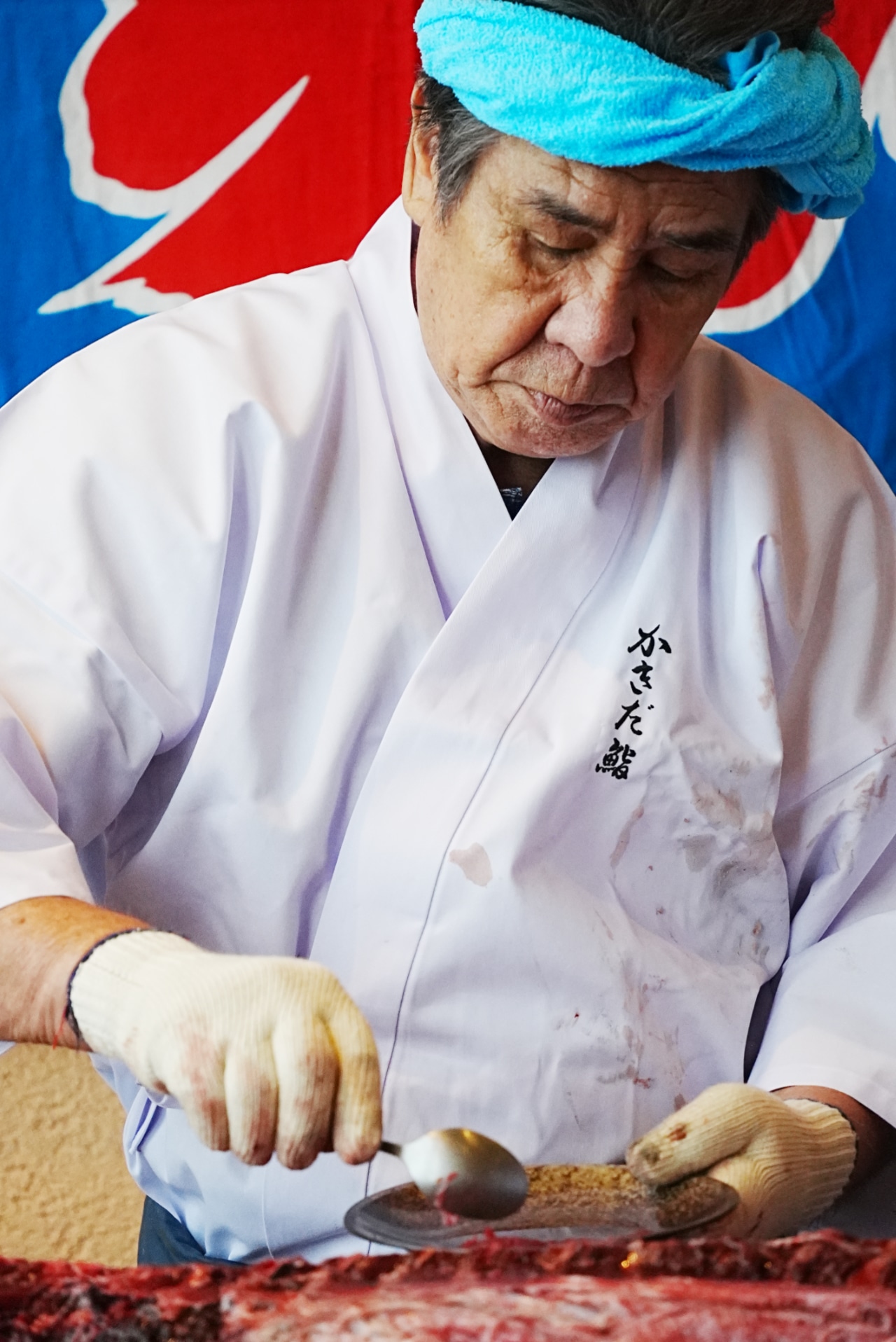 スプーンで中落ちをこそぎ取る鳥羽一郎。