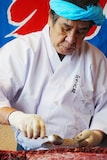 スプーンで中落ちをこそぎ取る鳥羽一郎。