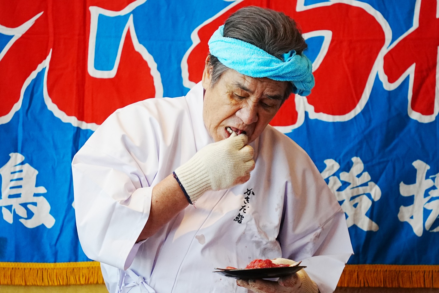 中落ちを食べる鳥羽一郎。