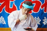 中落ちを食べる鳥羽一郎。