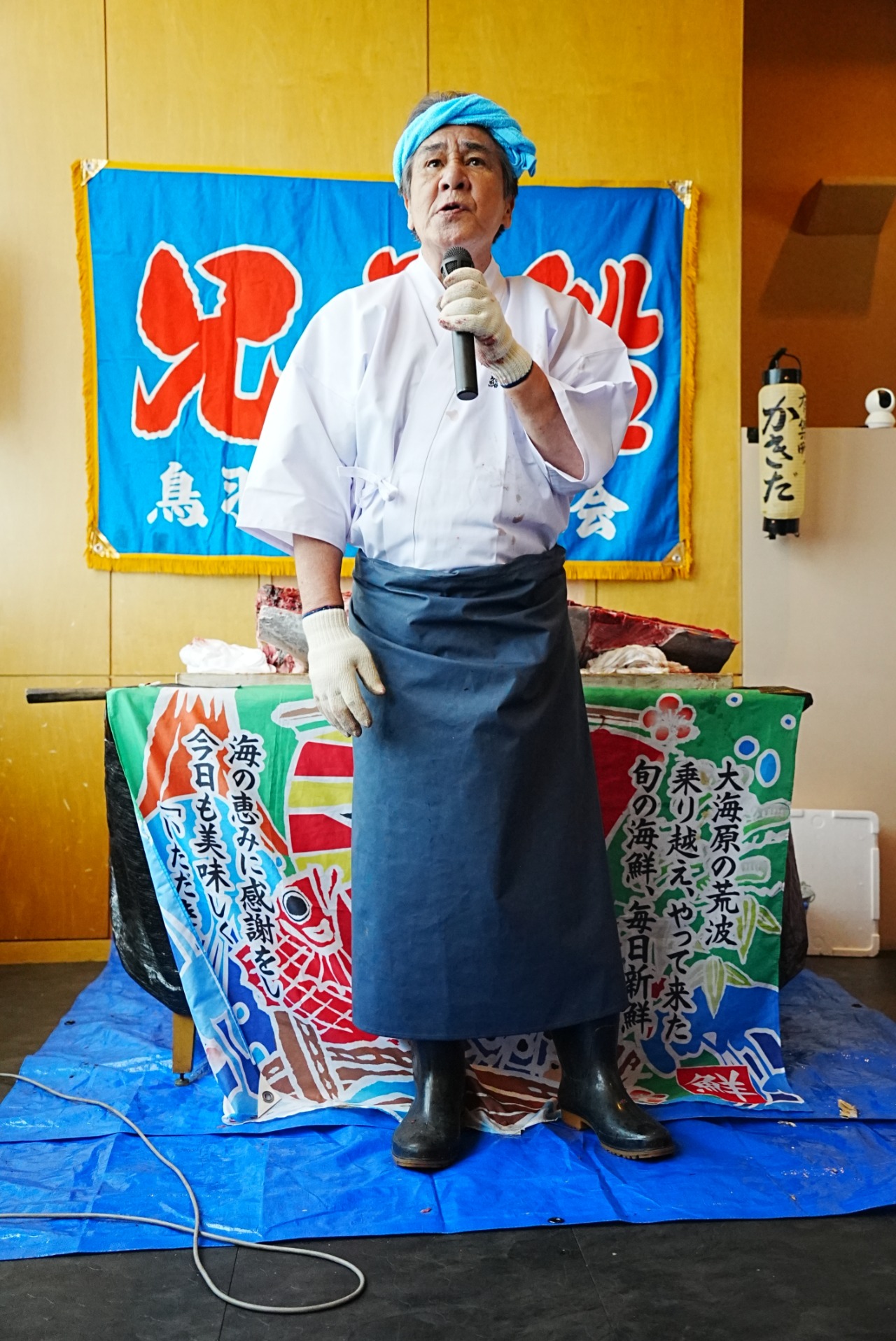 熱唱する鳥羽一郎。