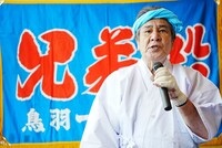 熱唱する鳥羽一郎。