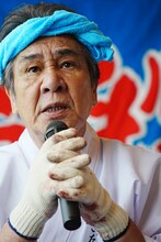 熱唱する鳥羽一郎。