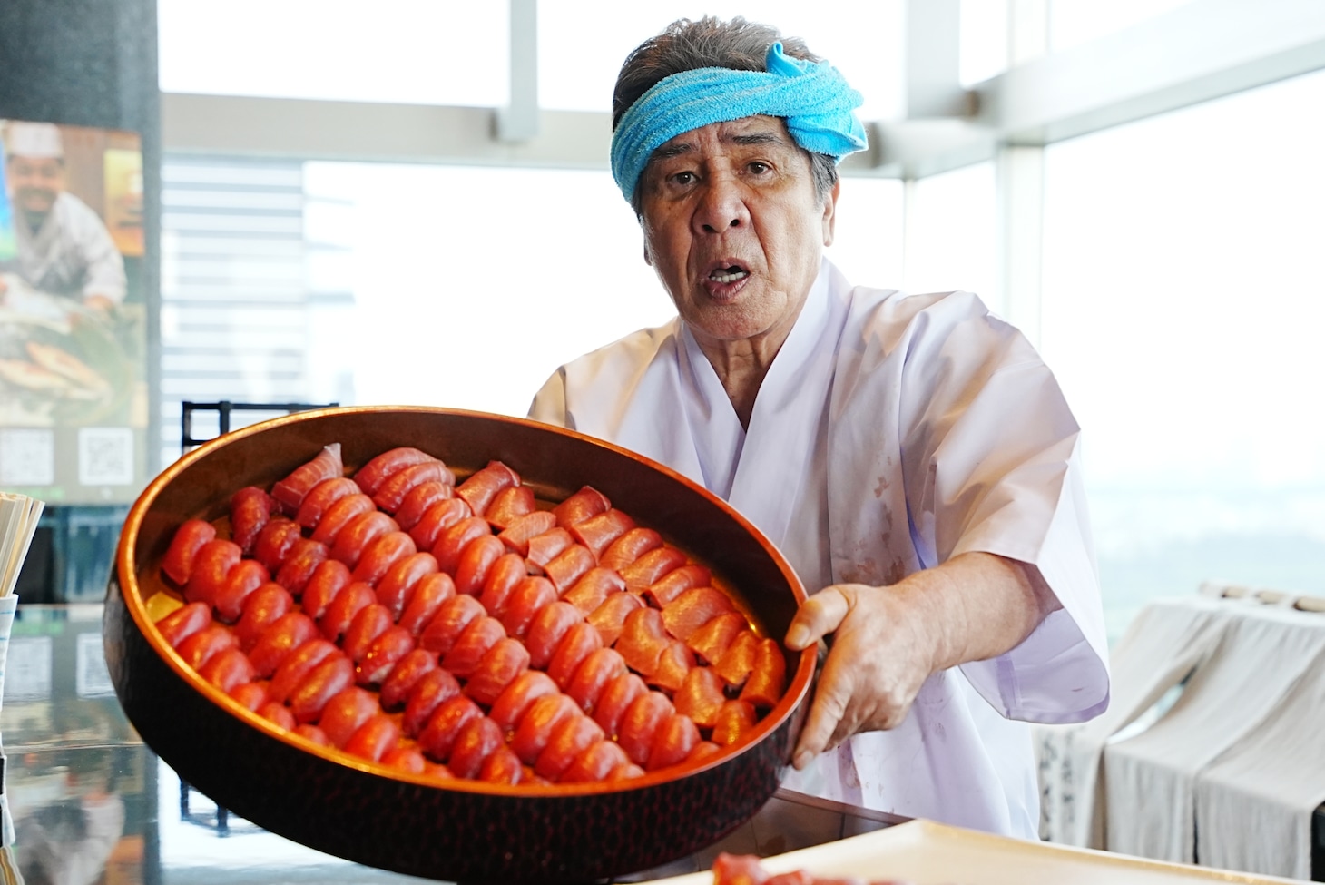 マグロの寿司を見せる鳥羽一郎。